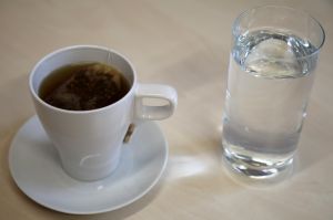 Während des Fastens nach Buchinger wird während des Tages nur Wasser und Tee getrunken.