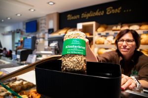 Umweltschutz in der Benediktinerabtei Münsterschwarzach: In der Bäckerei können die Kunden sich den Kaffee in den eigenen Mehrwegbecher füllen lassen.