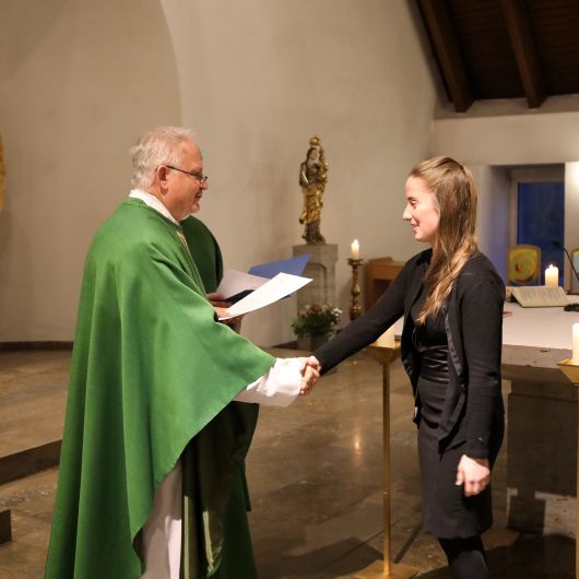 Bei einem Gottesdienst in der Hauskapelle des Würzburger Exerzitienhauses Himmelspforten hat Schulreferent Domdekan Prälat Günter Putz die Missio Canonica an Referendare verliehen. 