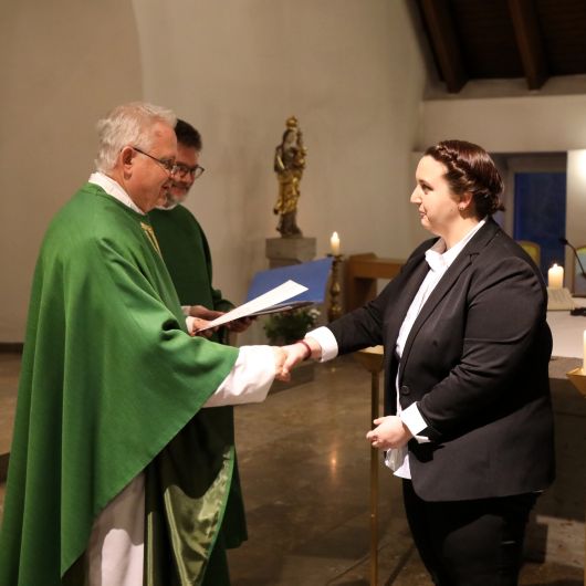 Bei einem Gottesdienst in der Hauskapelle des Würzburger Exerzitienhauses Himmelspforten hat Schulreferent Domdekan Prälat Günter Putz die Missio Canonica an Referendare verliehen. 