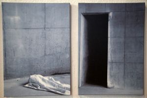 Ben Willikens‘ Kunst ist minimalistisch und setzt sich mit Architektur und Licht auseinander. Links ist die Station „Abnahme und Legung in den Schoß der Mutter“ zu sehen, rechts die Station „Grablegung“.