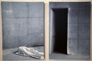 Ben Willikens‘ Kunst ist minimalistisch und setzt sich mit Architektur und Licht auseinander. Links ist die Station „Abnahme und Legung in den Schoß der Mutter“ zu sehen, rechts die Station „Grablegung“.