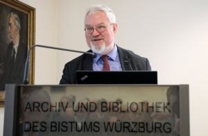 Professor Dr. Enno Bünz gab einen facettenreichen und kurzweiligen Einblick in die mittelalterliche Praxis der Grundsteinlegung für Kirchen.