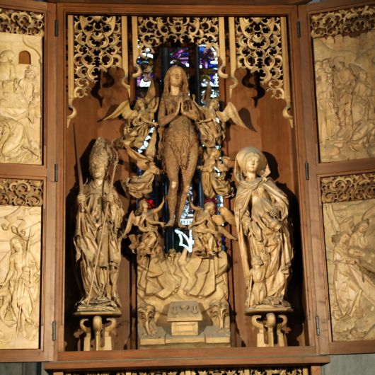 Der berühmte Altar wurde von Tilman Riemenschneider geschaffen.  Für die Dauer der Bauarbeiten planen das Würzburger Museum am Dom und das Bayerische Nationalmuseum im München mit ausgelagerten Teilen Ausstellungen.