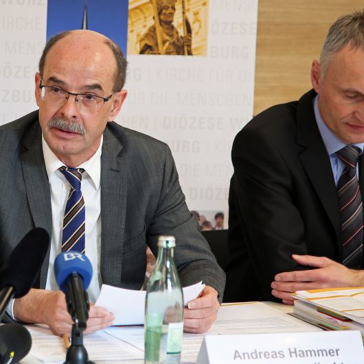 Haushaltspressekonferenz 2019 der Diözese Würzburg: Kommissarischer Finanzdirektor Andreas Hammer (links) und Stefan Lanig, Leiter der Buchhaltung.