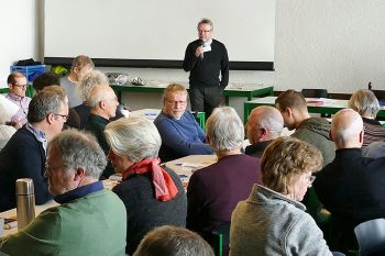 Mehr als 50 Haupt- und Ehrenamtliche setzen sich beim ersten Pastoralforum des Dekanats Aschaffenburg-Stadt mit der Zukunft der Seelsorge in ihren Gemeinden auseinander. Am Mikrofon Dekan Wolfgang Kempf.