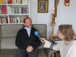 Pfarrer Josef Treutlein im Interview mit dem Sender Radio Horeb.