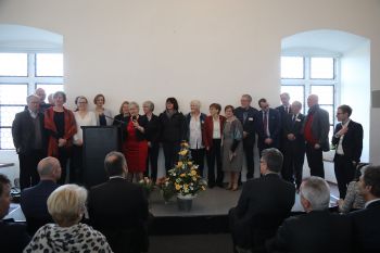 Das Gruppenbild zeigt die vielen Menschen, die am Buch zum 100. Jubiläum beteiligt waren. 