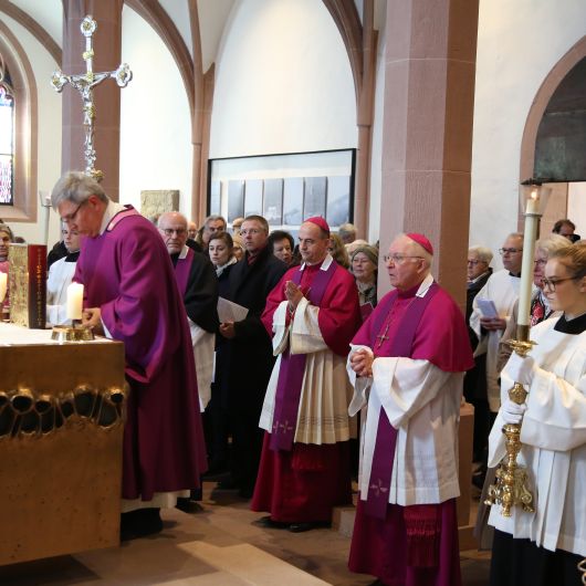 Bischof Dr. Franz Jung und Weihbischof Ulrich Boom (Mitte) feiern mit rund 200 Künstlern und Kunstschaffenden aus Unterfranken die Wort-Gottes-Feier in der Sepultur des Würzburger Kiliansdoms.