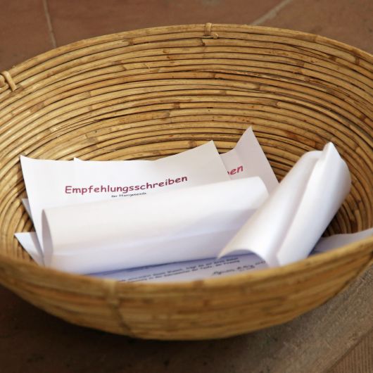 Feier der Zulassung zu Taufe, Firmung und Eucharistie im Neumünster: Vertreter der Heimatpfarreien überreichten die Sendschreiben für die Bewerber.
