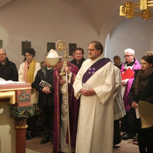 Bei einer Feier im Neumünster ließ Bischof Dr. Franz Jung neun Erwachsene zu Taufe, Firmung und Eucharistie zu.