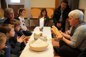 So wie Jesus das Brot mit seinen Freunden teilte, teilt Angelika Reinhart (rechts) das Brot mit den Kommunionkindern und stellt im Ostergarten im Bibelturm in Haßfurt das Passahfest nach. 