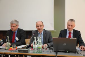 Welche Folgen der Haushaltsplan 2019 konkret haben wid, erläuterte Andreas Hammer (Mitte), kommissarischer Finanzdirektor, in Begleitung von Stefan Lanig (rechts), Leiter der Buchhaltung.