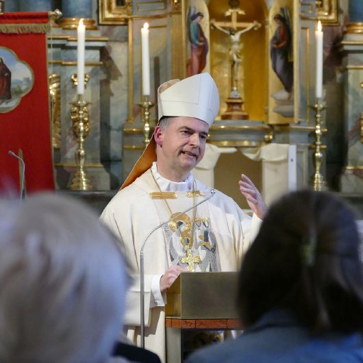 In seiner Predigt ordnete Bischof Dr. Franz Jung die Weihe des neuen Altars in die Tradition der Kirche und des Ortes Schmerlenbach ein