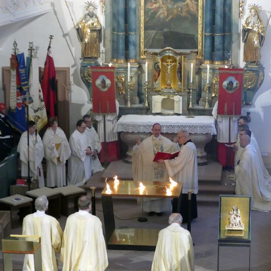 Bischof Dr. Franz Jung weihte den Altar in der Wallfahrtskirche Sankt Agatha.