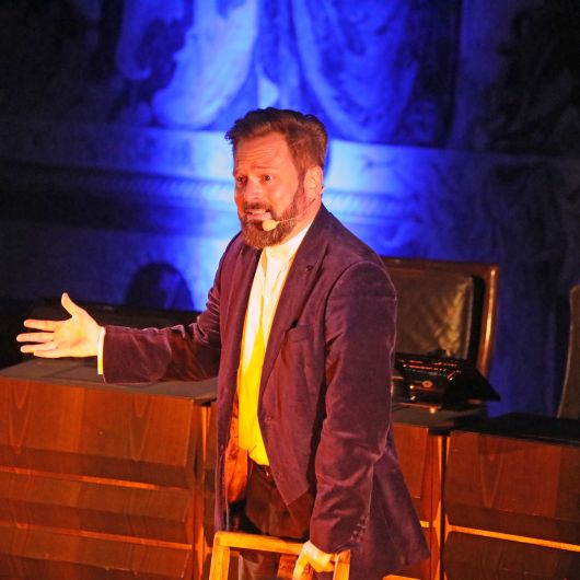 Wandlungsfähig und inspirierend, aber frei von billiger Effekthascherei zeigt sich Schauspieler Kai Christian Moritz bei seinem Monolog des Markusevangeliums im Würzburger Ratssaal.