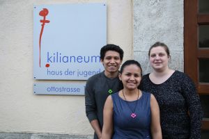 Cleilson Lima de Souza (von links), Rafaela Reges de Sousa und Stephanie Kloidt, Referentin für den Weltfreiwilligendienst, stärken die Partnerschaft zwischen den Bistümern Würzburg und Óbidos. 