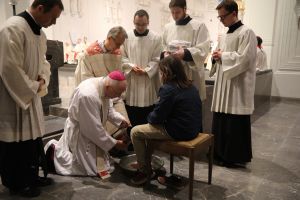 Die Fußwaschung ist fester Bestandteil der Liturgie am Gründonnerstag. Vergangenes Jahr wusch Weihbischof Ulrich Boom unter anderem auch zwei Jugendlichen die Füße. 