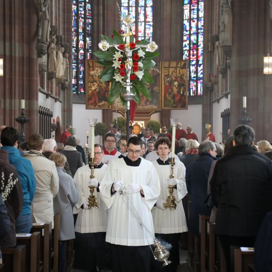 In einer feierlichen Prozession zog Bischof Dr. Franz Jung mit den Gläubigen von der Marienkapelle am Markt in den Würzburger Kiliansdom.