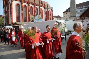 In einer feierlichen Prozession zog Bischof Dr. Franz Jung mit den Gläubigen von der Marienkapelle am Markt in den Würzburger Kiliansdom.