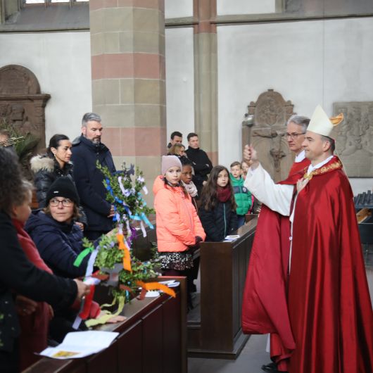 In der Marienkapelle segnete Bischof Dr. Franz Jung die Palmzweige.