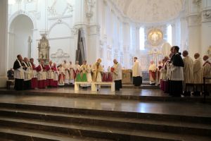 Bischof Dr. Franz Jung weihte am Montag, 15. April, bei der Missa Chrismatis im Würzburger Kiliansdom die Heiligen Öle für das Bistum. 