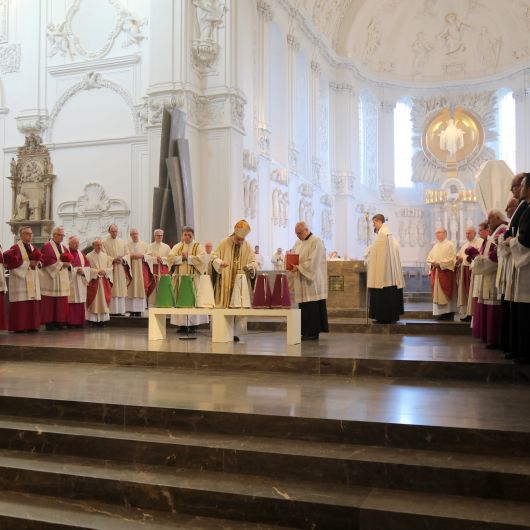 Bischof Dr. Franz Jung weihte am Montag, 15. April, bei der Missa Chrismatis im Würzburger Kiliansdom die Heiligen Öle für das Bistum. 