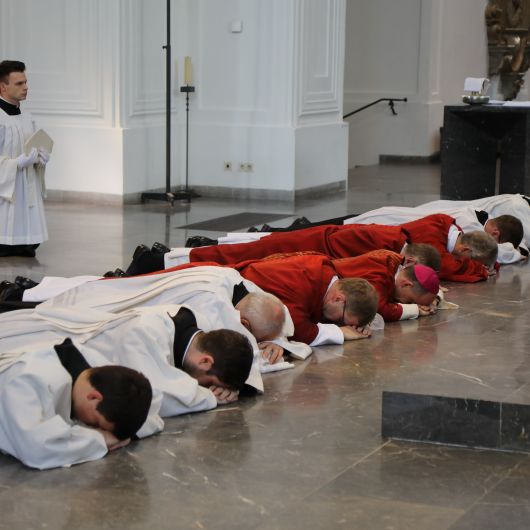 Nach dem stillen Einzug warf sich der Bischof vor dem leergeräumten Altar nieder.