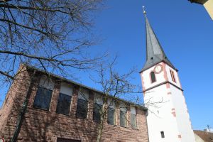 Das 2017 eröffnete Museum befand sich im Eingangsbereich der Pfarrkirche Sankt Johannes der Täufer in Karlburg.