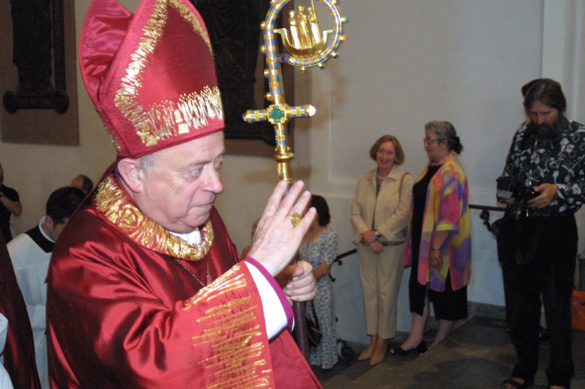 Bischof Dr. Paul-Werner Scheele verabschiedet sich am 13. Juli 2003 mit dem Segen von seinen Diözesanen.