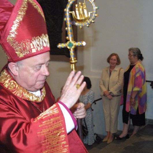 Bischof Dr. Paul-Werner Scheele verabschiedet sich am 13. Juli 2003 mit dem Segen von seinen Diözesanen.