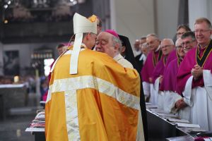 Die Verbundenheit mit seinem Vorvorgänger im Amt Bischof em. Dr. Paul-Werner Scheele (rechts) brachte Bischof Dr. Franz Jung bei seiner Amtseinführung am 6. Juni 2018 mit dem Friedensgruß zum Ausdruck.