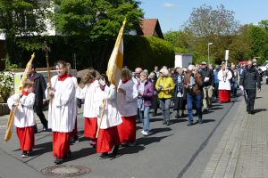 Nach einer Statio in der Pfarrkirche in Hösbach-Bahnhof machten sich die Teilnehmer an der Berufungswallfahrt auf den Weg nach Schmerlenbach.