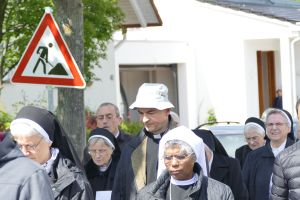 Nach einer Statio in der Pfarrkirche in Hösbach-Bahnhof machten sich die Teilnehmer an der Berufungswallfahrt, unter ihnen auch Bischof Dr. Franz Jung (Mitte) auf den Weg nach Schmerlenbach.