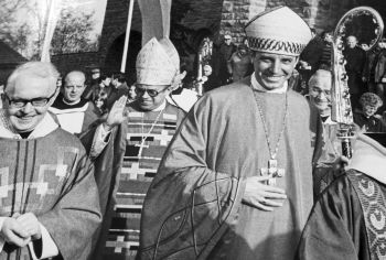 Auszug nach der Abtsweihe: Rechts Benediktinerabt Dr. Fidelis Ruppert, links daneben Bischof Dr. Paul-Werner Scheele. 
