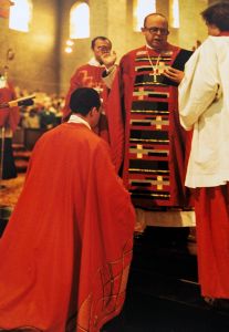 Am 23. November 1982, dem Fest der Klosterpatronin, der heiligen Felizitas, empfing Benediktinerpater Dr. Fidelis Ruppert (kniend) durch Bischof Dr. Paul-Werner Scheele die Abtsweihe. 