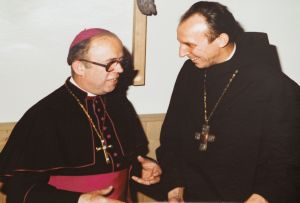Benediktinerpater Dr. Fidelis Ruppert (rechts) im Gespräch mit Bischof Dr. Paul-Werner Scheele.