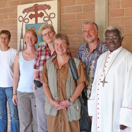 Zahlreiche Besucher aus Würzburg empfing Bischof Dr. Emmanuel Mapunda in Mbinga, wie im Jahr 2008 diese Gruppe von Journalistinnen, die von Klaus Veeh vom Referat Mission-Entwicklung-Frieden des Bistums Würzburg begleitet wurde.