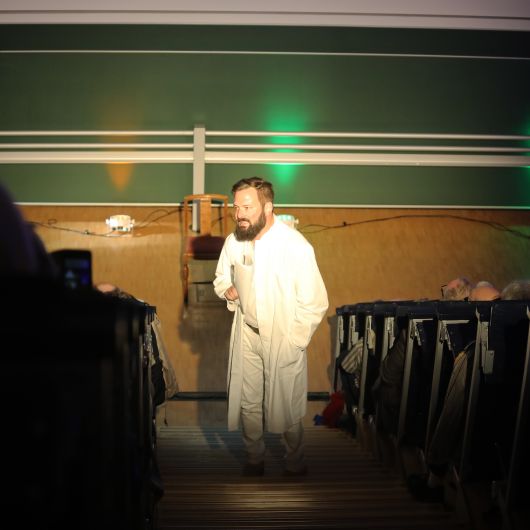 Das Lukasevangelium hat Schauspieler Kai Christian Moritz am Montagabend, 27. Mai, eindrucksvoll im Hörsaal des Zentrums für Operative Medizin in Würzburg als Monolog in Szene gesetzt.