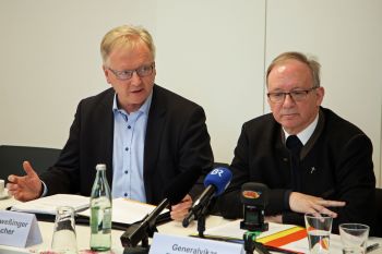 Generalvikar Thomas Keßler, links im Bild Moderator Pressesprecher Bernhard Schweßinger.