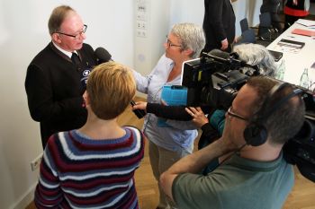 Generalvikar Thomas Keßler beantwortet im Anschluss an die Pressekonferenz die Fragen der Medienvertreter.