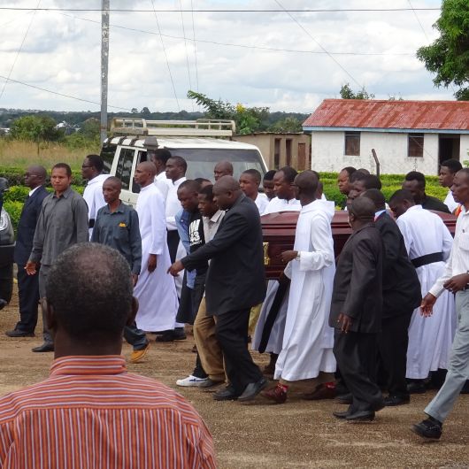 Priester des Bistums Mbinga tragen den Sarg mit dem Leichnam von Bischof em. Dr. Emmanuel Mapunda.
