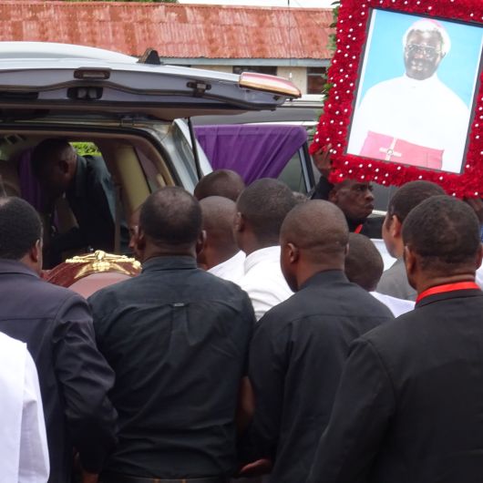 Mit dem Geländewagen wurde der Sarg mit dem Leichnam von Bischof Mapunda vom Flughafen in Songea nach Mbinga überführt.