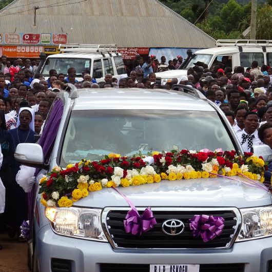 Unter großer Anteilnahme der Bevölkerung ist Bischof em. Dr. Emmanuel Mapunda in Mbinga beigesetzt worden.