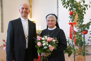 Die wiedergewählte Generaloberin Schwester Rita-Maria Käß und Bischof Dr. Franz Jung.
