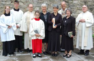 Strahlende Gesichter am Tag der Ewigen Profess von Schwester Beate Krug (mit Kerze) im Kloster Oberzell der Dienerinnen der heiligen Kindheit Jesu. 
