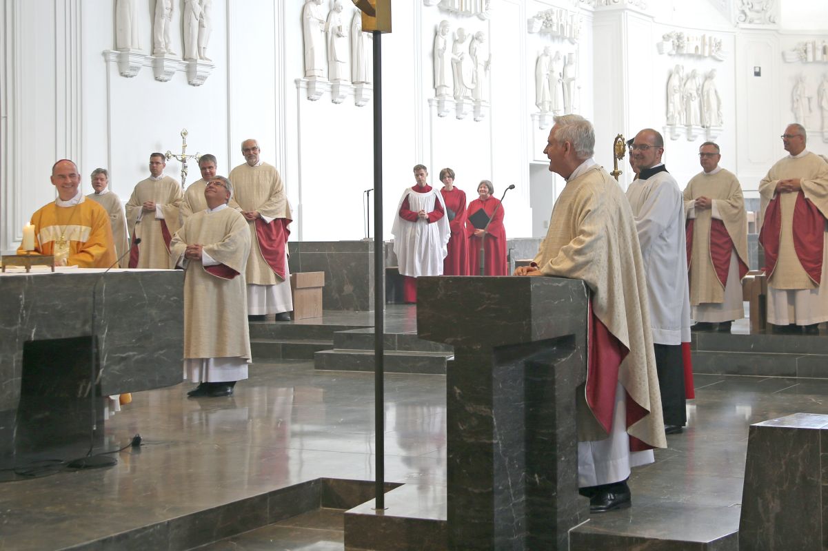 Domdekan Prälat Günter Putz (rechts) dankte im Namen des Domkapitels Bischof Dr. Franz Jung für die Zusammenarbeit im vergangenen Jahr und wünschte Gottes Segen.