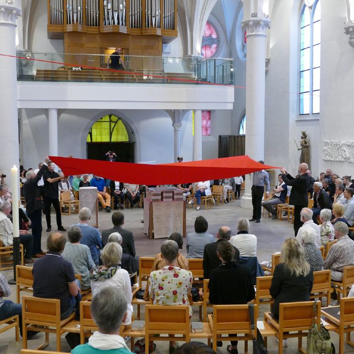 Im Rahmen einer Feierstunde in der Pfarrkirche Maria Geburt in Aschaffenburg wird das Buch "voll Gott" enthüllt.