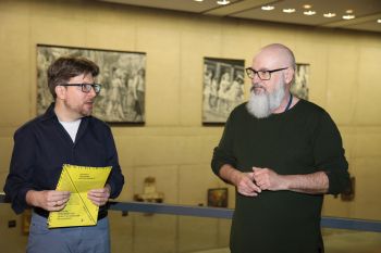 Dr. Patrick Melber (links) und Michael Koller, kommissarischer Leiter der Museen der Diözese Würzburg, haben die Ausstellung kuratiert.