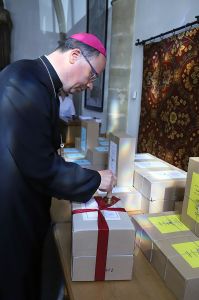 Der Trierer Bischof Dr. Stephan Ackermann siegelt den Karton mit Originaldokumenten des Verfahrens.